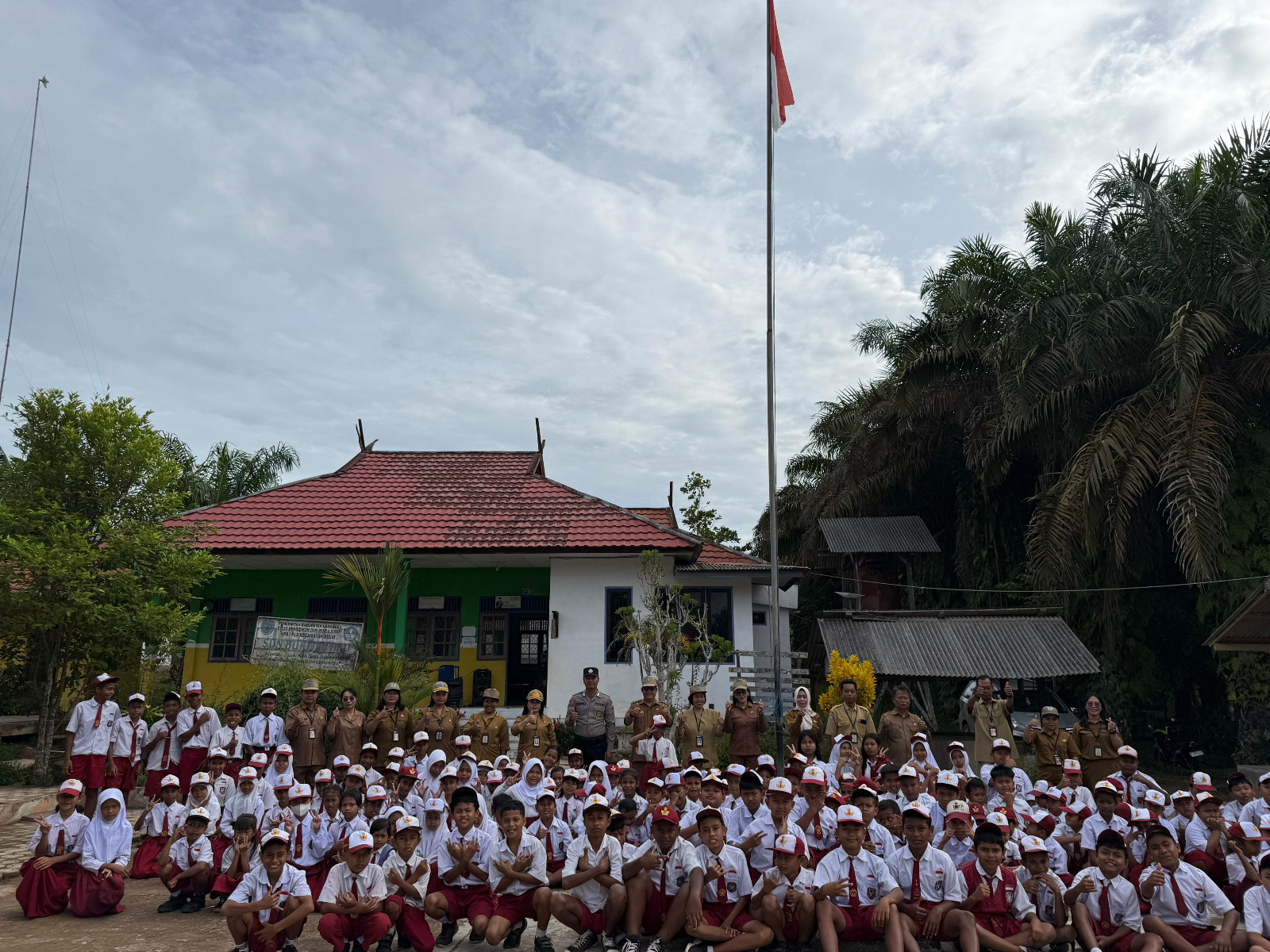 Sat Binmas Polres Lamandau Jadi Pembina Upacara di SDN Bukit Indah, Berikan Edukasi Cegah Bullying dan Bolos Sekolah