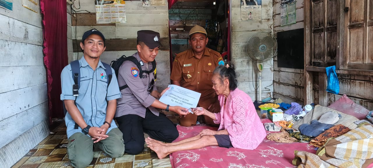 Bhabinkamtibmas Polsek Sematu Jaya Dampingi Penyaluran BLT DD kepada Warga Desa Tri Tunggal