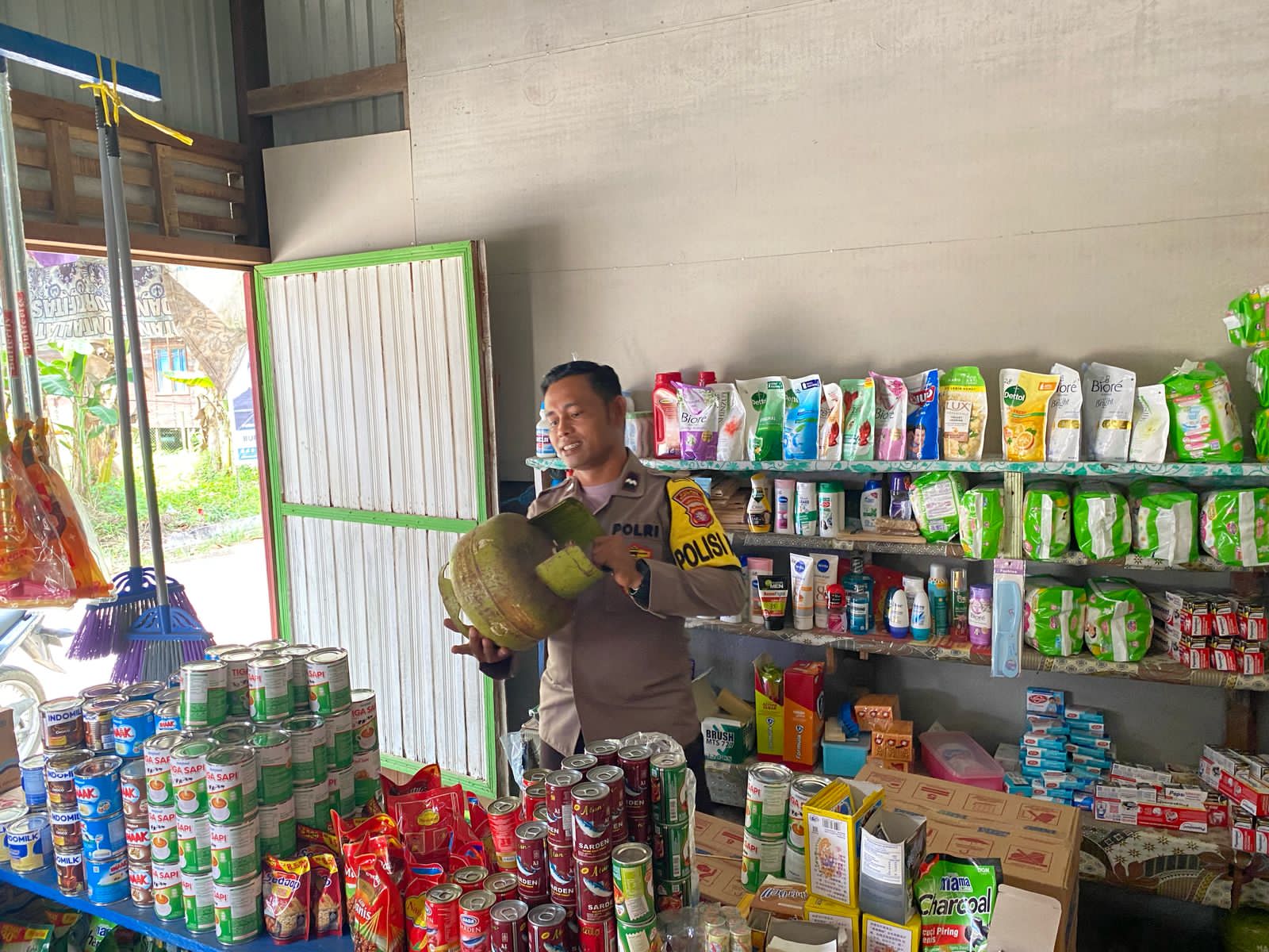 Polsek Montallat Laksanakan Pengecekan Gas LPG Untuk Pantau Stok Dan Harga Di Pasaran