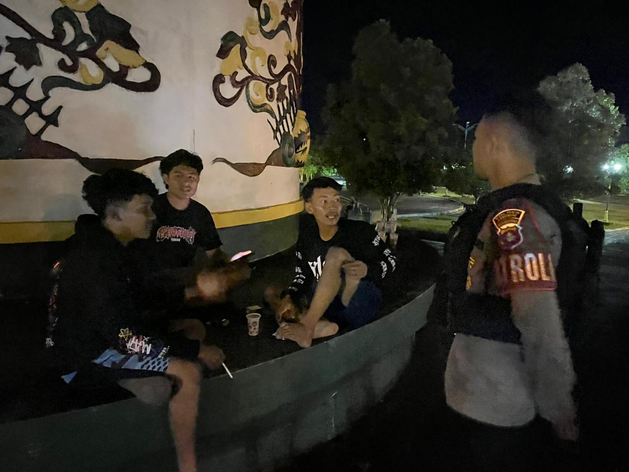 Piket Sat Samapta Polres Lamandau Patroli Malam dan Sambangi Remaja yang Nongkrong untuk Cegah Gangguan Kamtibmas