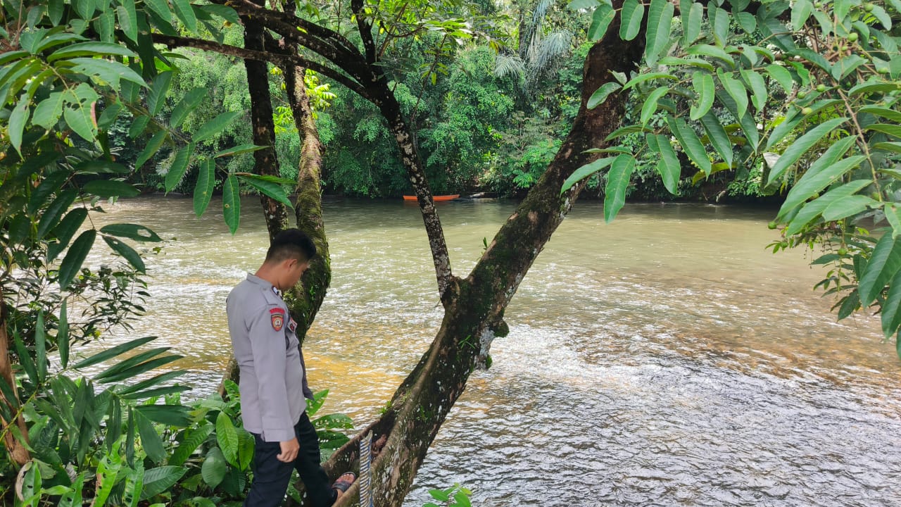 Piket Polsek Delang cek debit air DAS Delang