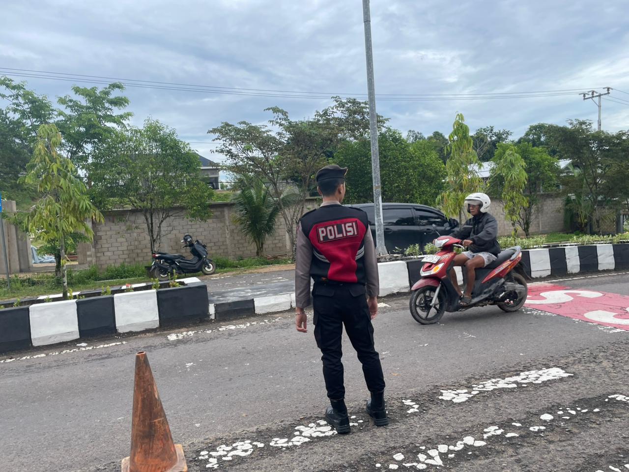 Sat Samapta Polres Lamandau Laksanakan Pengaturan Lalu Lintas di Depan TK Negeri Pembina dan SMP Negeri 4 Bulik