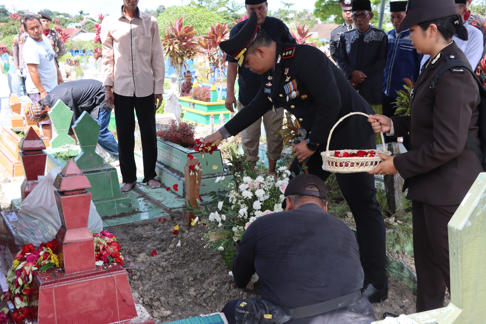 Kapolres Lamandau Pimpin Upacara Pemakaman Personel Polres Lamandau