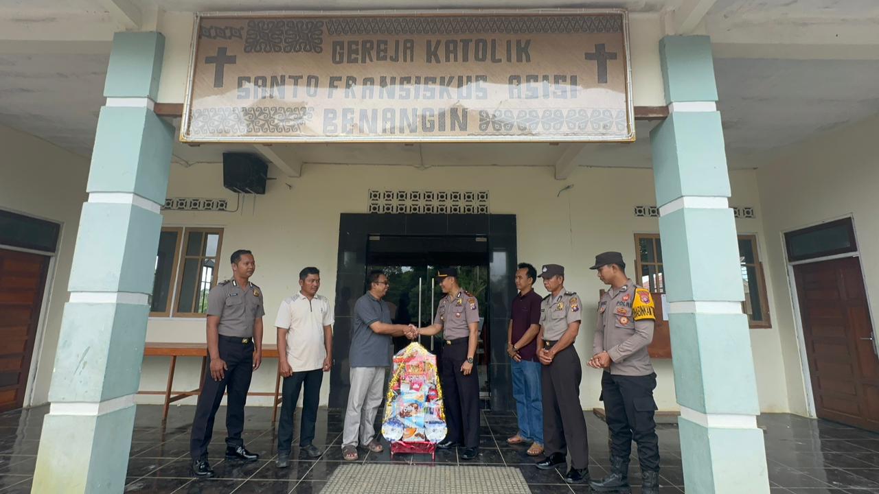 Polsek Teweh Timur Pasang Spanduk dan Berikan Bingkisan Natal di Gereja Santo Fransiskus Asisi Benangin