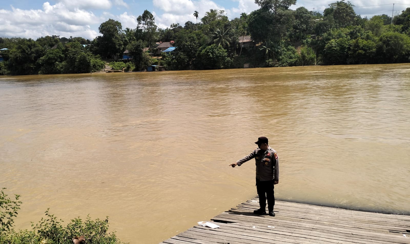 Polsek Marikit Pantau Situasi ketinggian Debit air Das Katingan untuk antisipasi bencana Banjir.