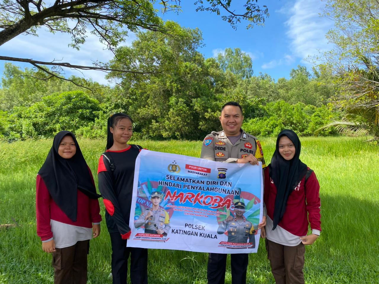 Sampaikan pesan Kamtibmas, Bhabinkamtibmas Polsek Katingan Kuala sambangi Warga.