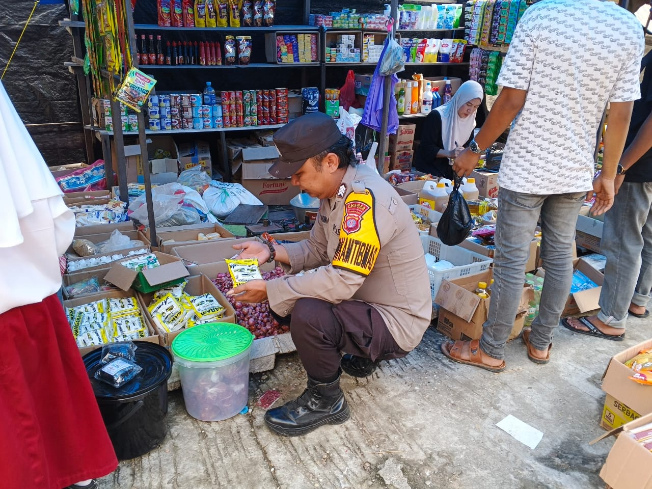 Polsek Montallat Laksanakan Pengecekan Sembako Untuk Pantau Stok Dan Harga Di Pasaran