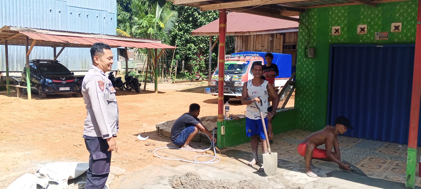 Piket Polsek Silaturahmi kepada Masyarakat yang sedang bekerja