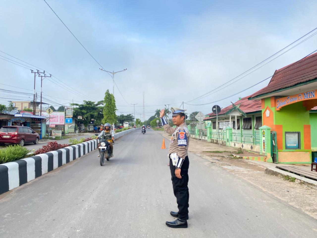 Satuan Lantas Polres lamandau Laksanakan Pengaturan Lalin Pada Pagi hari