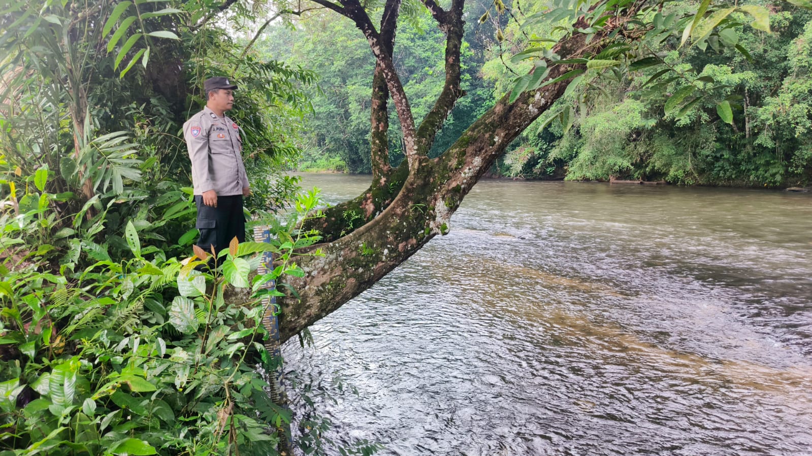 Piket Polsek Delang cek debit air DAS Delang