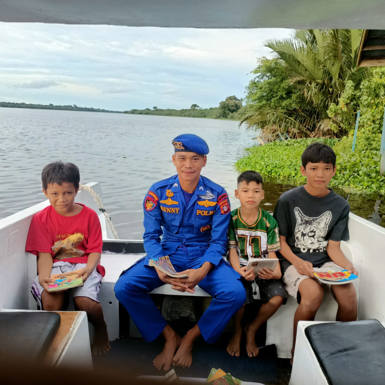 Dengan Perpustakaan Terapung, Ditpolairud Polda Kalteng Menarik Minat Baca Anak-Anak