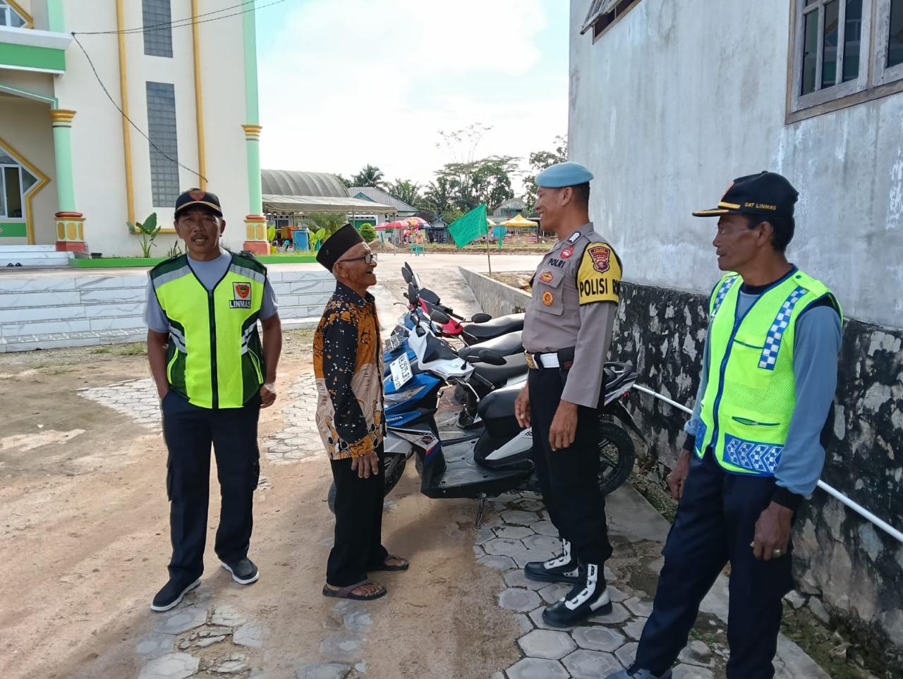 Jalin Silaturahmi Personil Polsek Sematu jaya Ke Tokoh Masyarakat