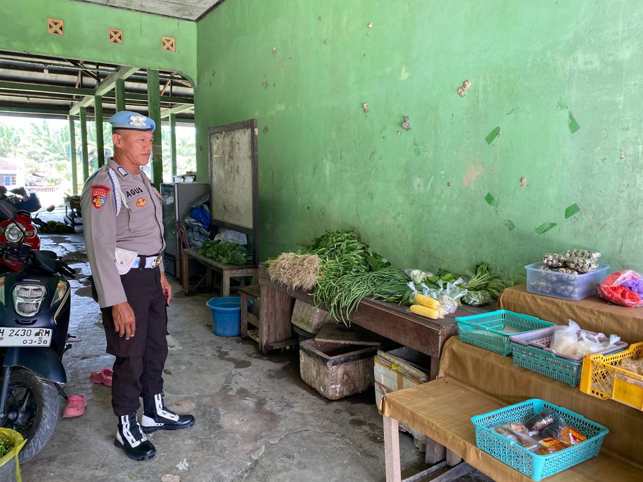 Piket Polsek Sambangi dan Silaturahmi Ke Pedagang