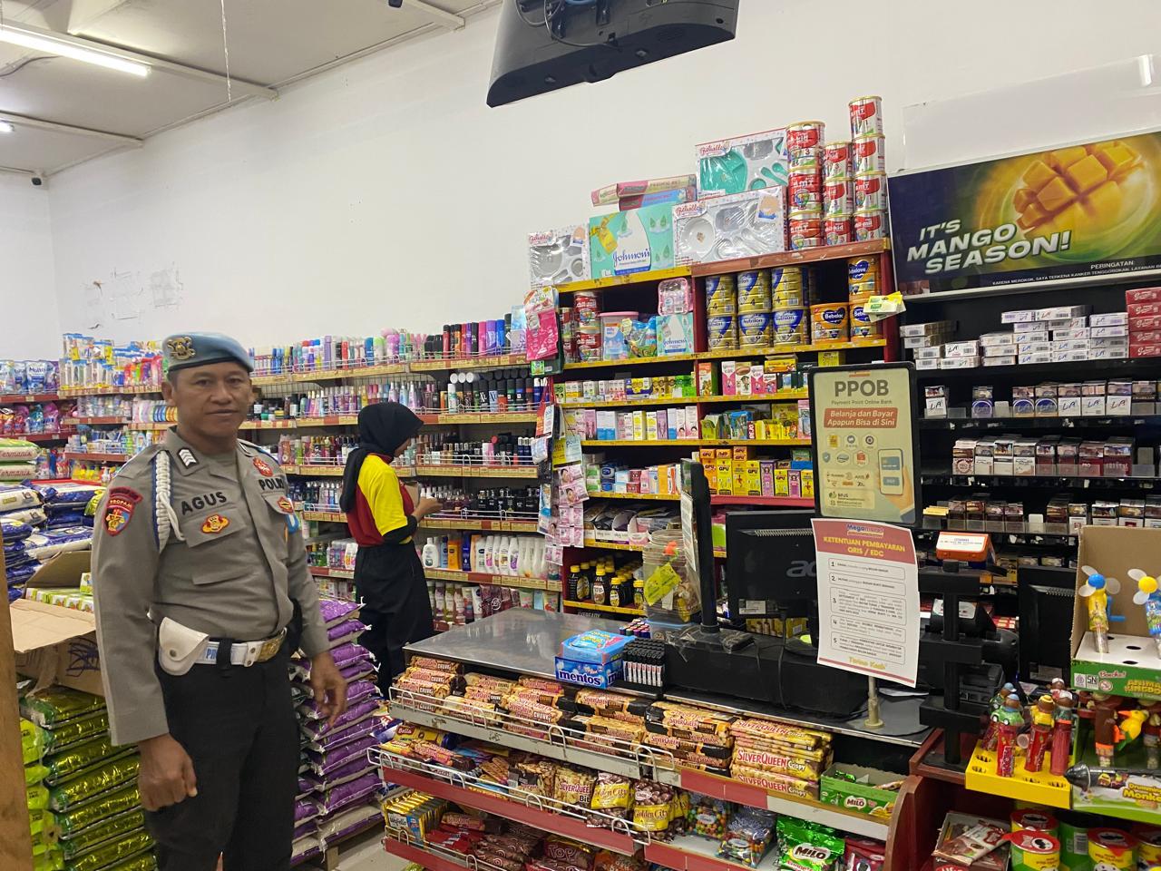 Piket Polsek Patroli kepertokoan diwilkum Polsek Sematu Jaya