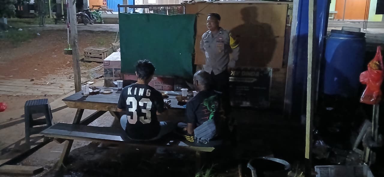 Personel Piket Polsek Lamandau Sambangi Masyarakat, Pererat Silaturahmi dan Sampaikan Pesan Kamtibmas