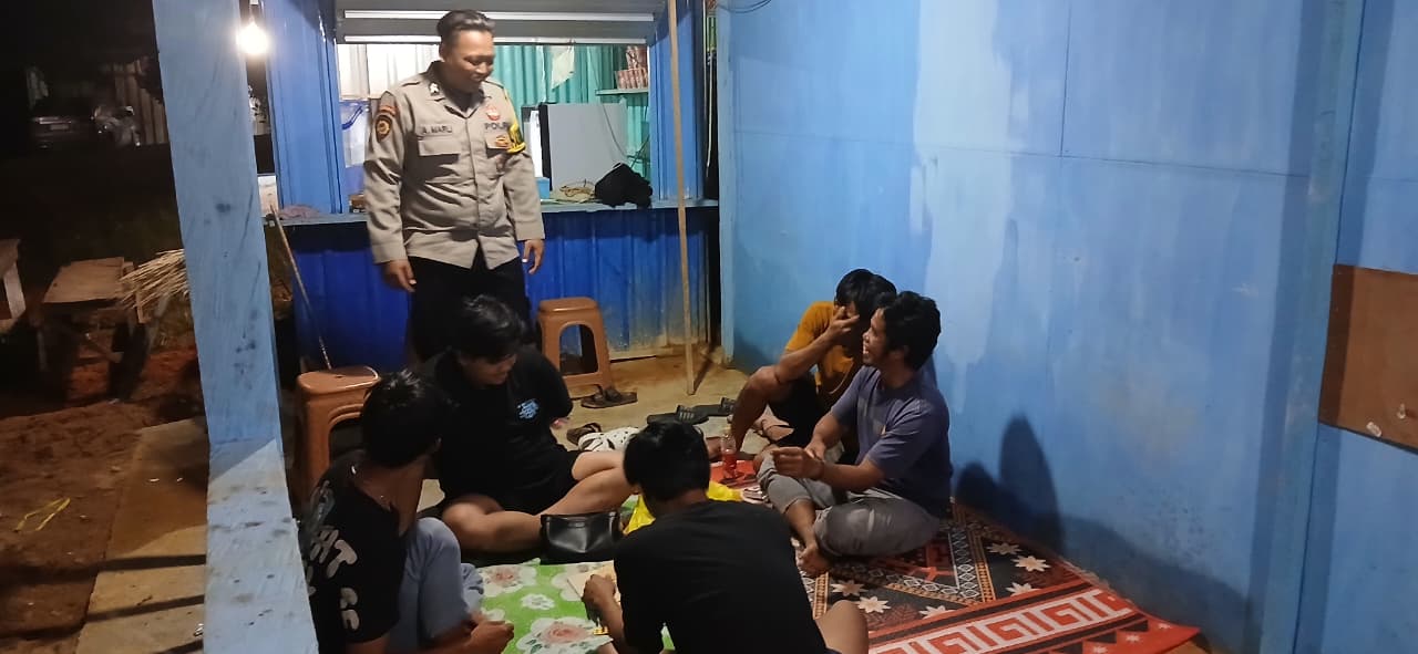 Personel Piket Polsek Lamandau Sambangi Warga, Berikan Imbauan untuk Menjauhi Judi Online