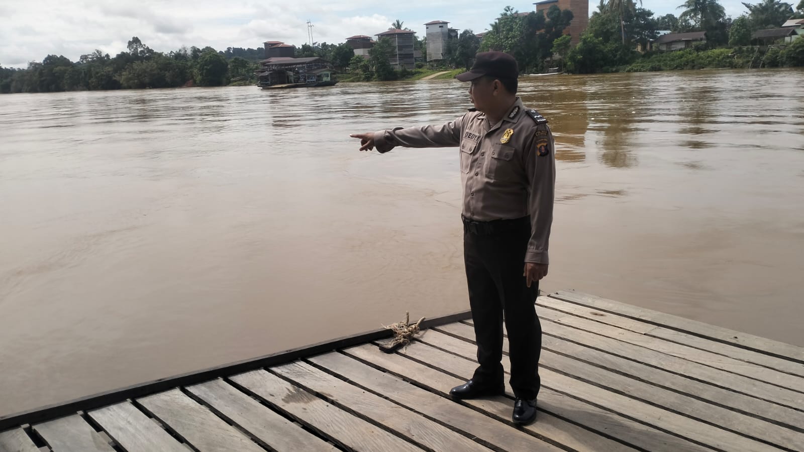 Polsek Marikit Pantau Situasi ketinggian Debit air Das Katingan untuk antisipasi bencana Banjir.