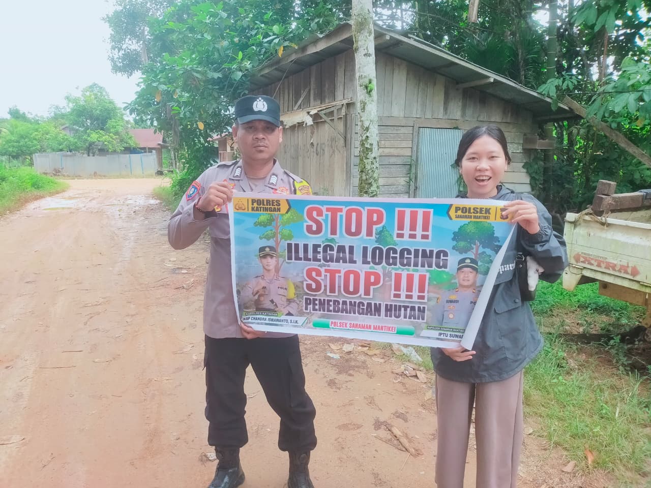 Bhabinkamtibmas laksanakan Sosialisasikan tentang larangan dan sangsi Pidana bagi pelaku Ileggal Logging kepada masyarakat di  Desa Binaan.