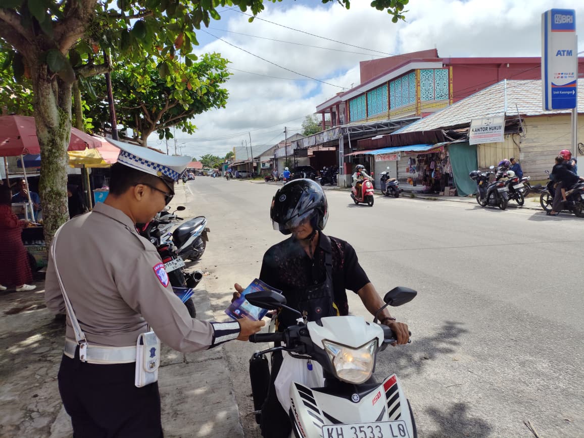 Pembagian Brosur Keselamatan Berlalu Lintas Kepada masyarakat.