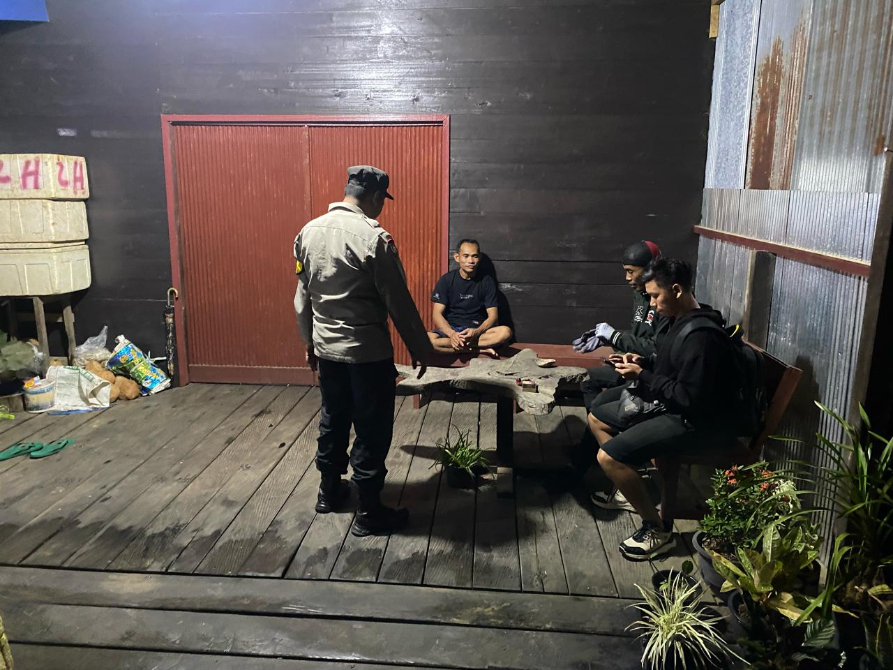 Personel Polsek Delang Sambangi Remaja yang Nongkrong, Berikan Sosialisasi Tentang Kenakalan Remaja