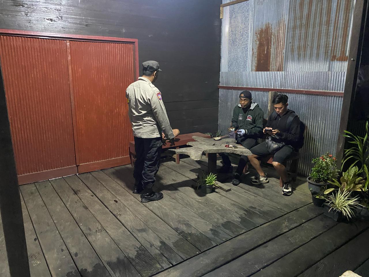 Piket Polsek Delang Sosialisasikan Tentang Layanan Hotline 110 kepada Masyarakat