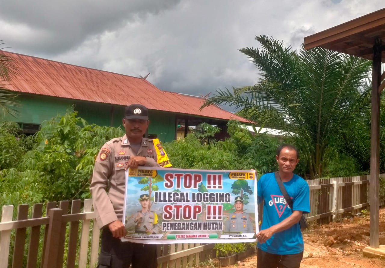 Bhabinkamtibmas laksanakan Sosialisasikan tentang larangan dan sangsi Pidana bagi pelaku Ilegal Logging kepada masyarakat di  Desa Binaan.