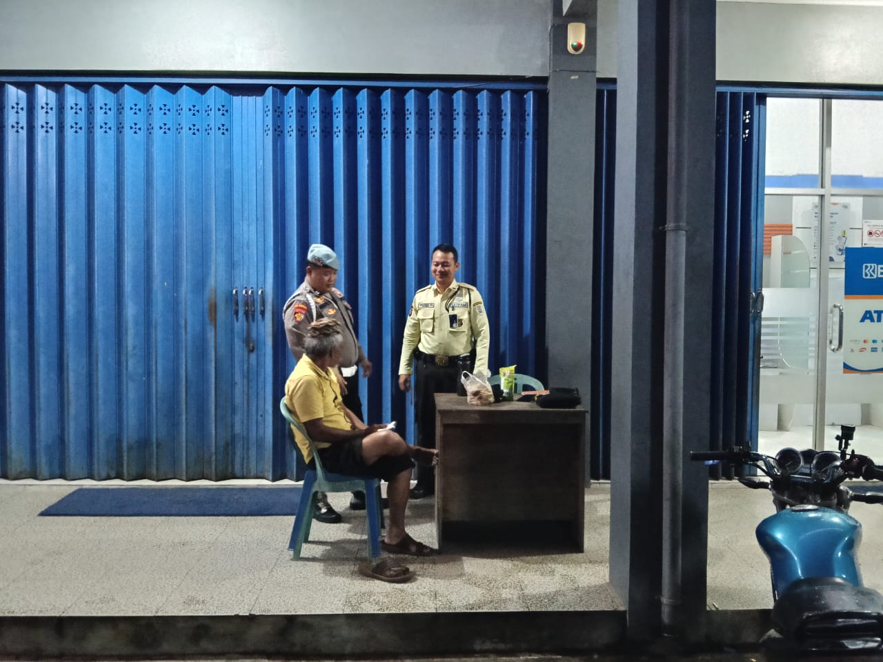 Piket Polsek Lamandau Sosialisasikan Tentang Layanan Hotline 110 kepada Masyarakat