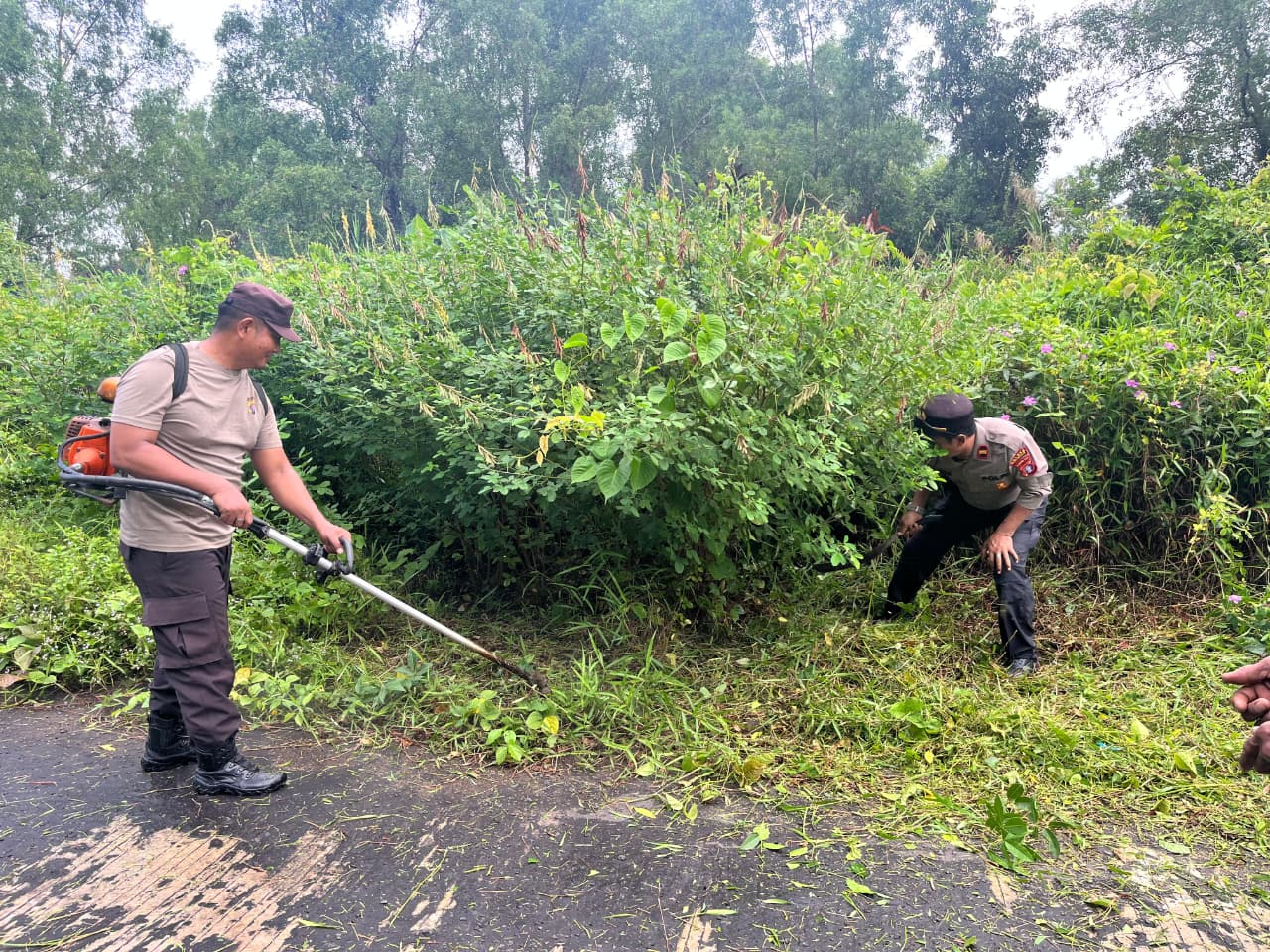 Pererat Tali Silaturahmi, Kapolsek Katingan Kuala Melaksanakan Kegiatan Gotong Royong Bersama Masyarakat