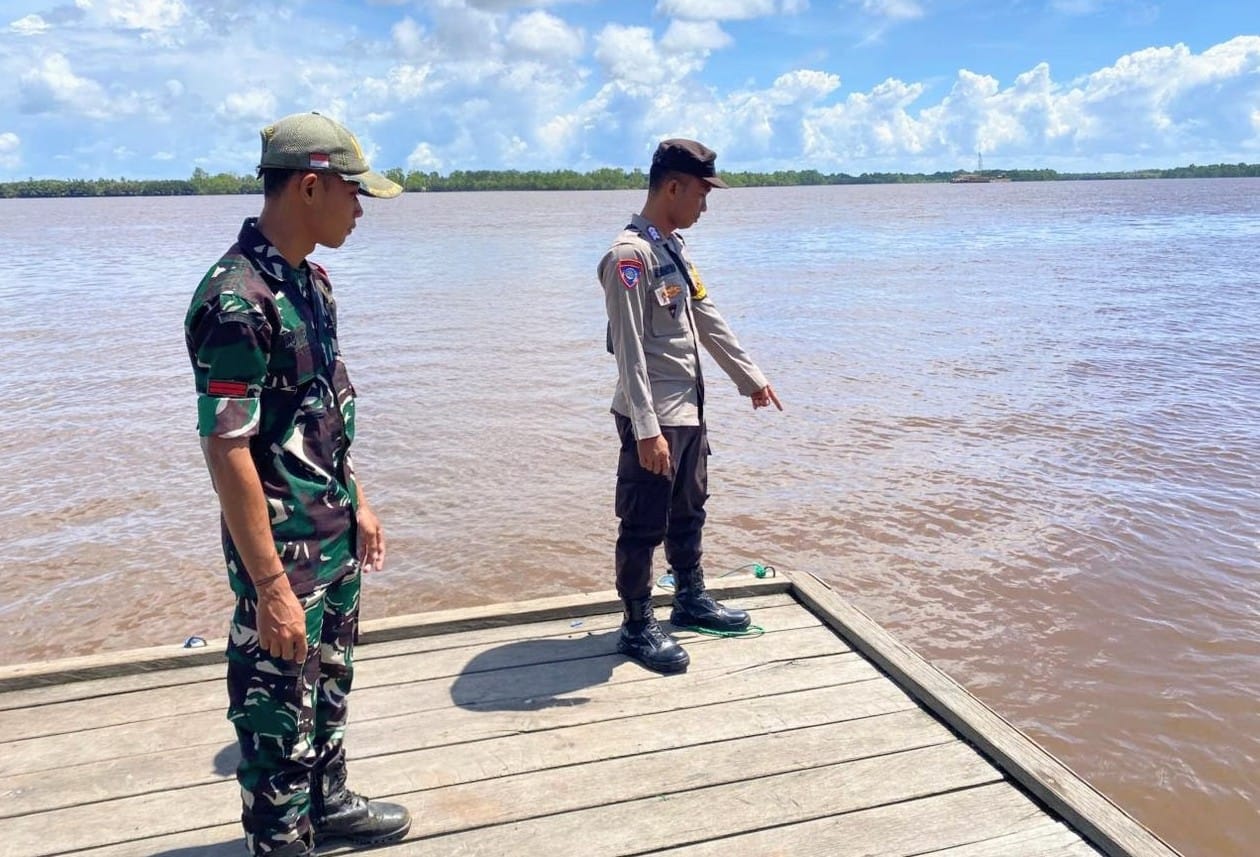 Antisipasi Bencana Banjir, Personil Polsek Katingan Kuala Rutin Melakukan Pengecekan Debit Air Di Wilayahnya