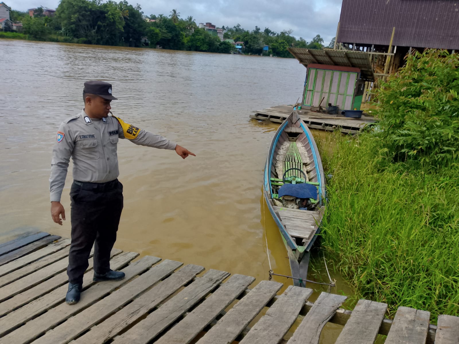 Antisipasi Bencana Banjir, Personil Polsek Marikit Pantau Debit Air DAS Katingan.