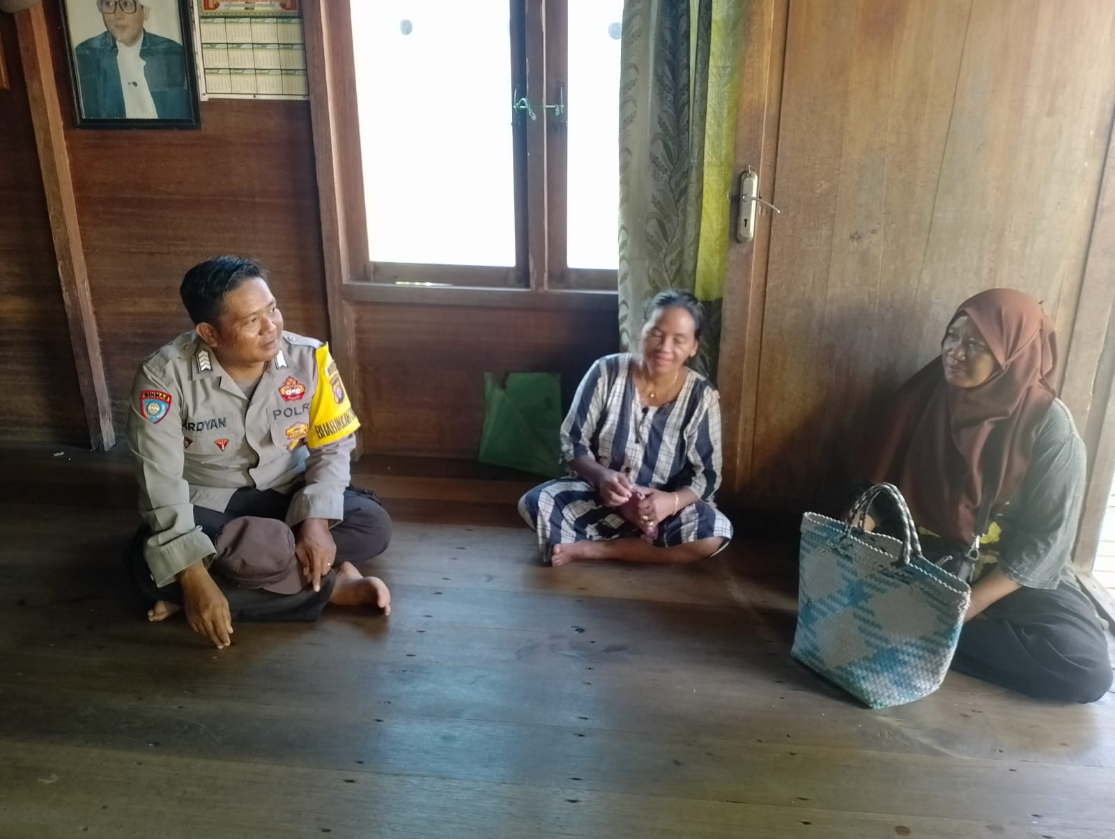 Sampaikan pesan Kamtibmas, Bhabinkamtibmas Polsek Katingan Kuala sambangi Warga.