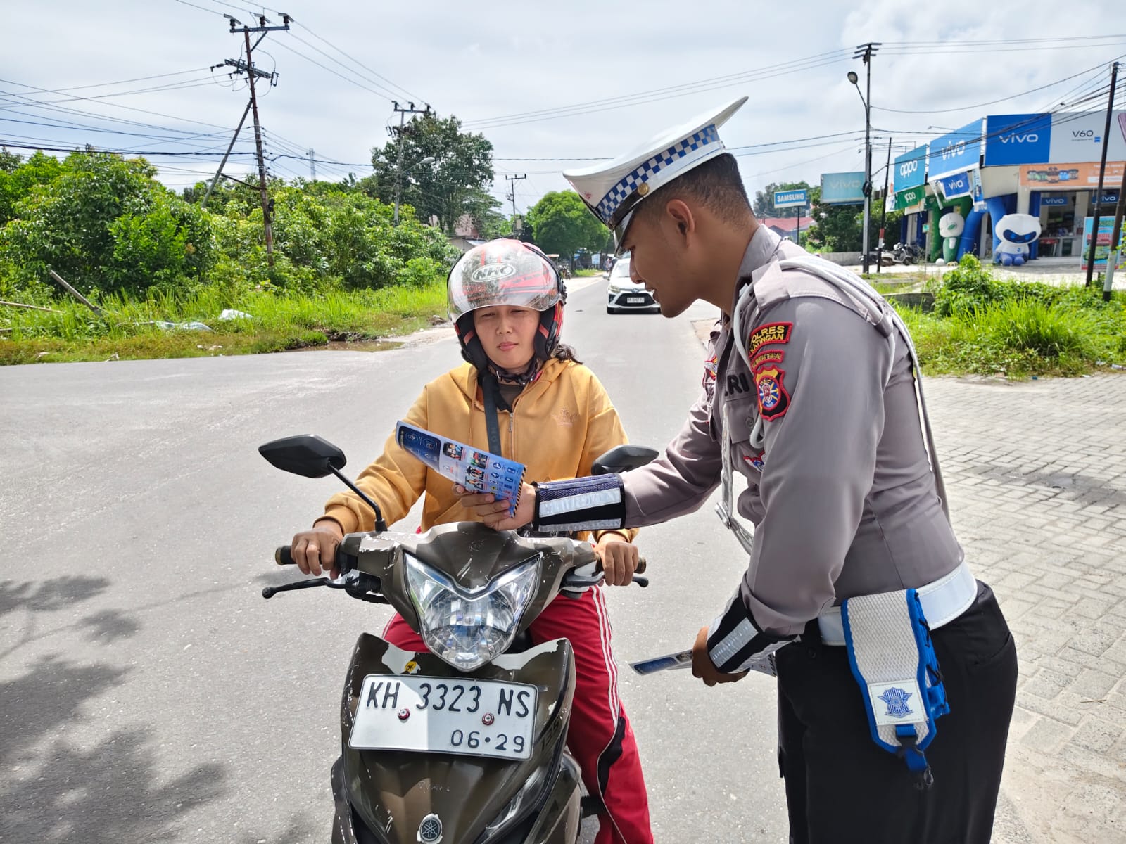 Pembagian Brosur Keselamatan Berlalu Lintas Kepada masyarakat.