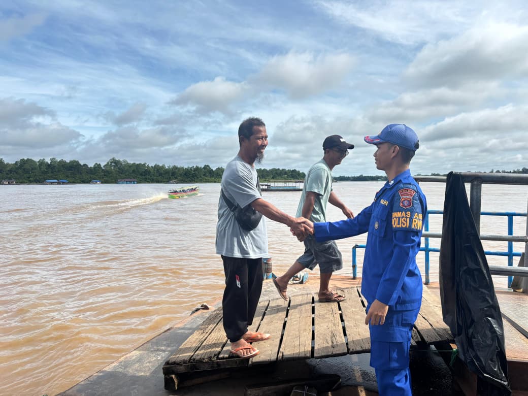 Polisi RW Berikan Imbauan Kamtibmas Kepada Masyarakat Di Pesisir Das Barito.