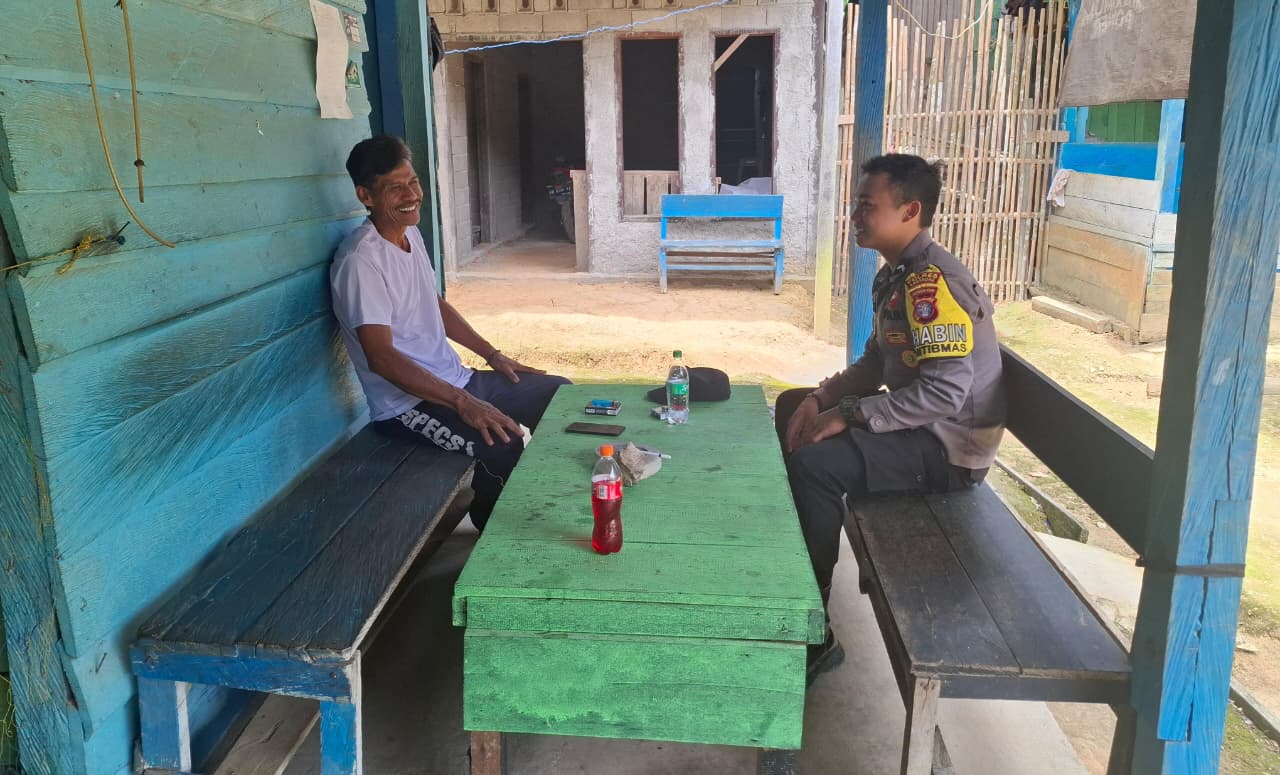 Piket Polsek lamandau melaksanakan Silaturahmi ke masyarakat