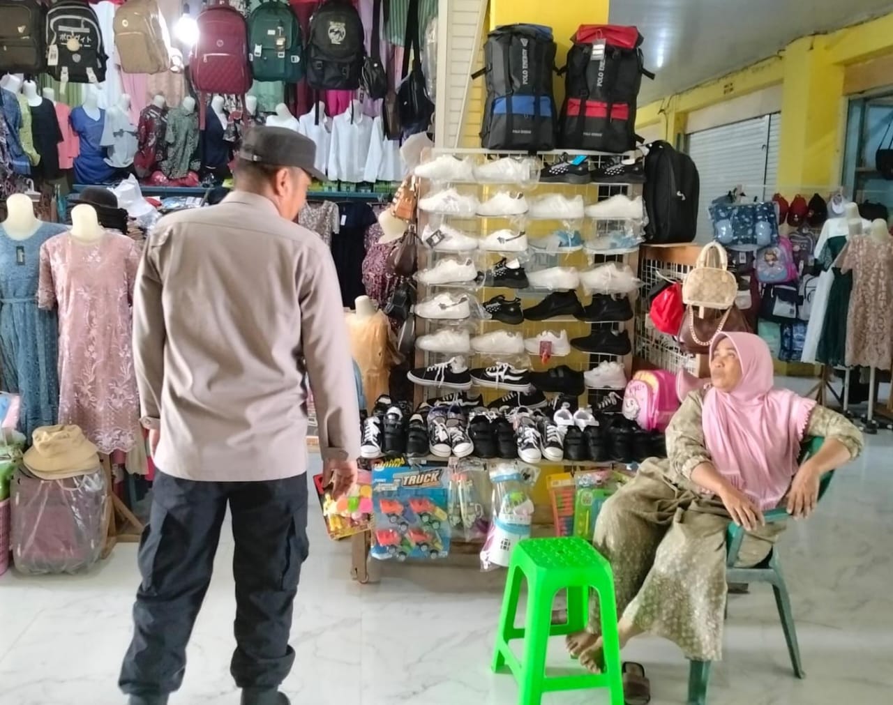 Piket Polsek laksanakan Patroli di Pasar di Wilkum Polsek Bulik