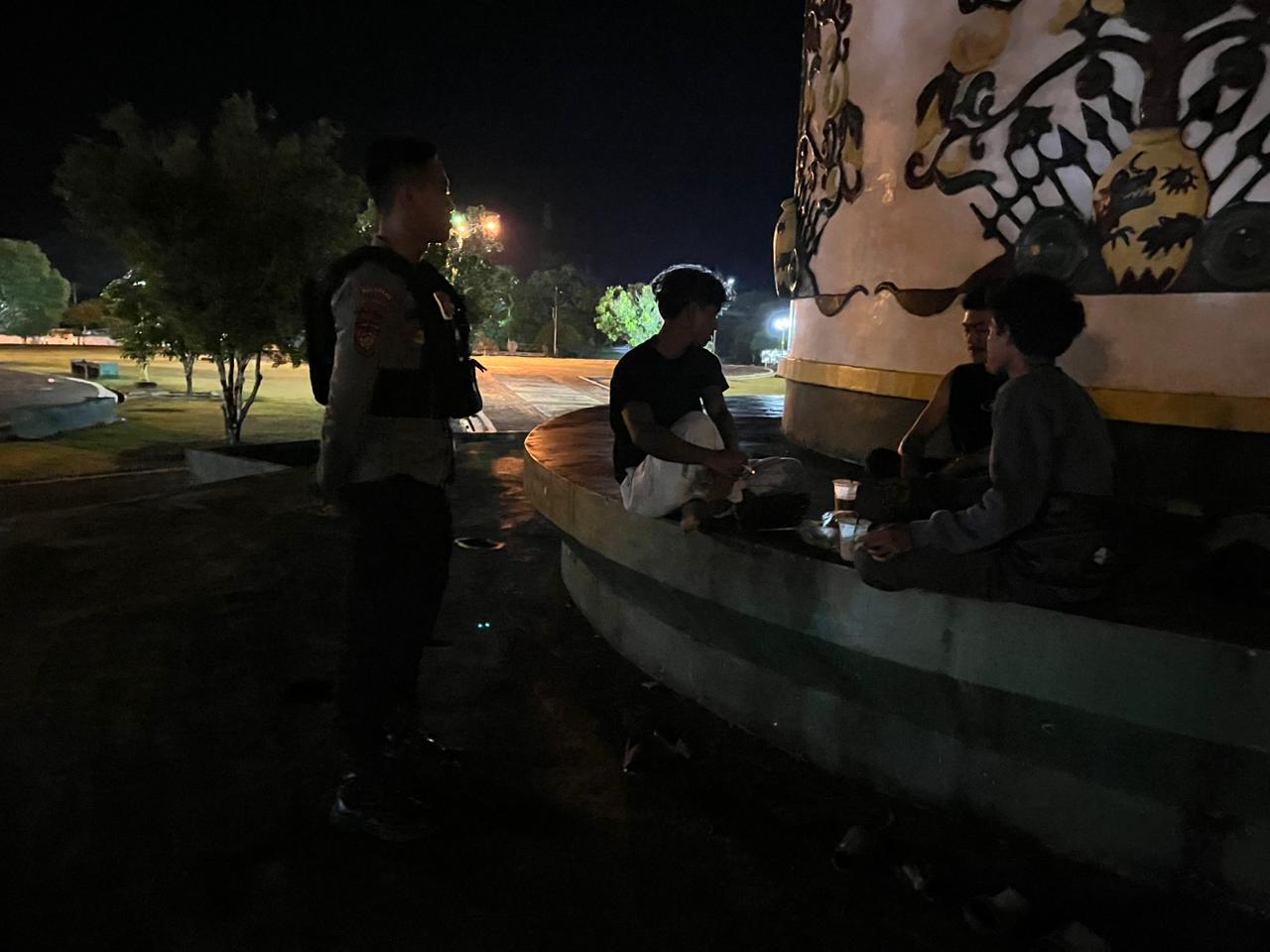 Piket Sat Samapta Polres Lamandau Patroli Malam dan Sambangi Remaja yang Nongkrong untuk Cegah Gangguan Kamtibmas