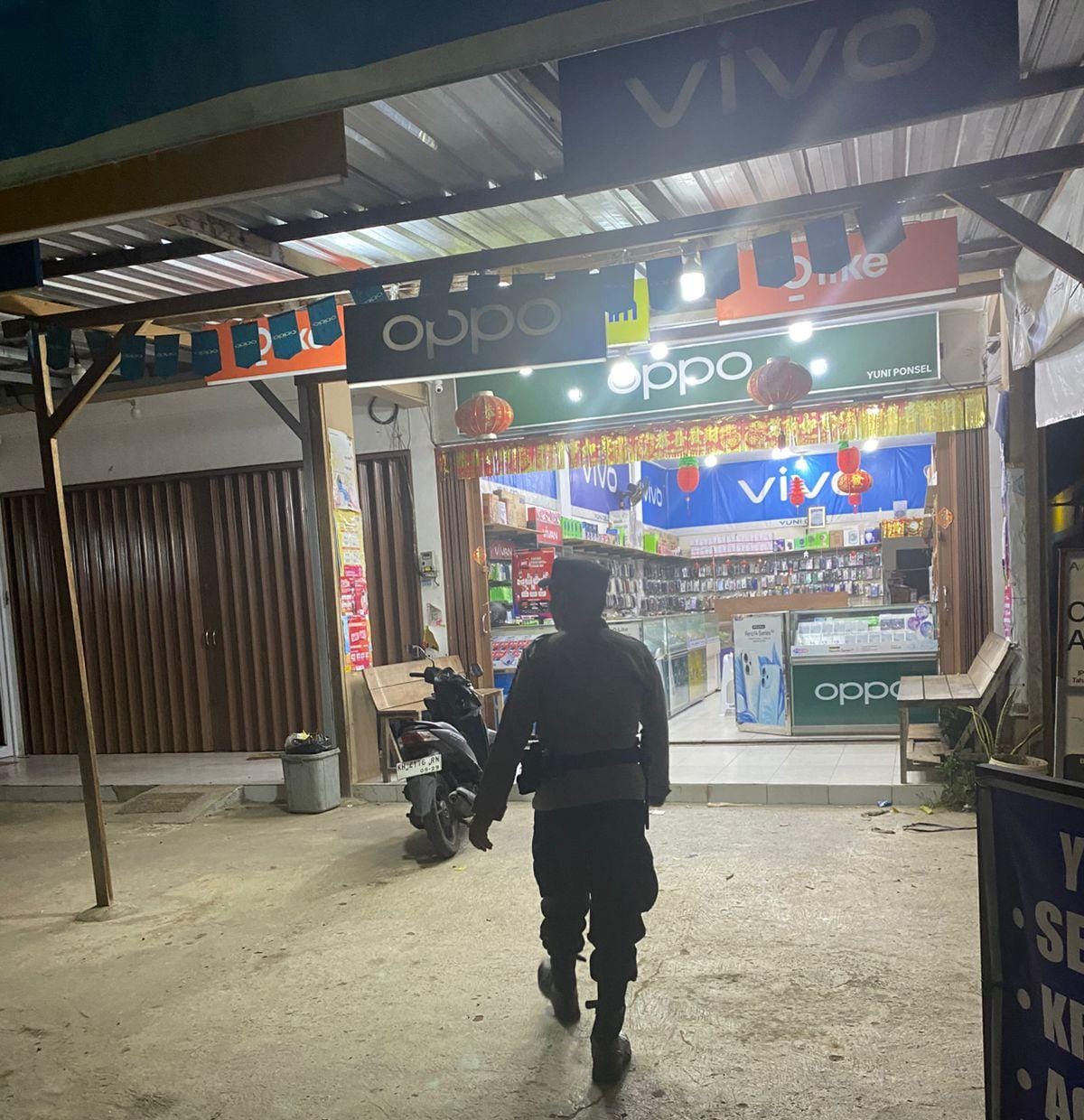Personil Piket Polsek Bulik Laksanakan Patroli Pertokoan