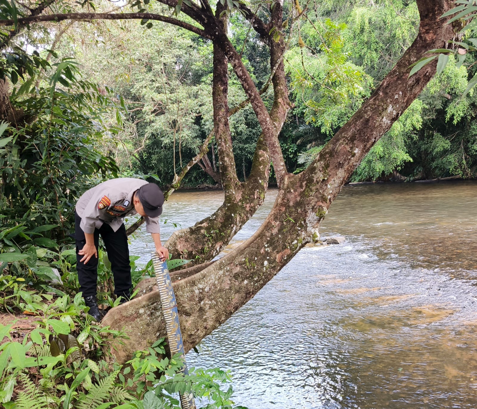 Piket Polsek Delang cek debit air DAS Delang
