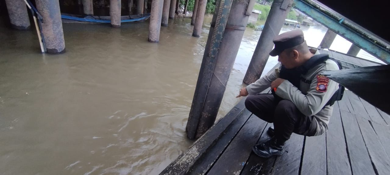 Piket Polsek Bulik Cek debit air di Kelurahan Nanga Bulik