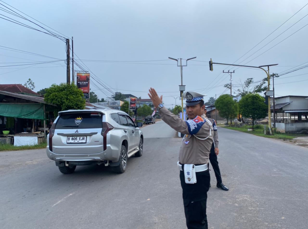 Satuan Lantas Polres lamandau Laksanakan Pengaturan Lalin Pada Pagi hari