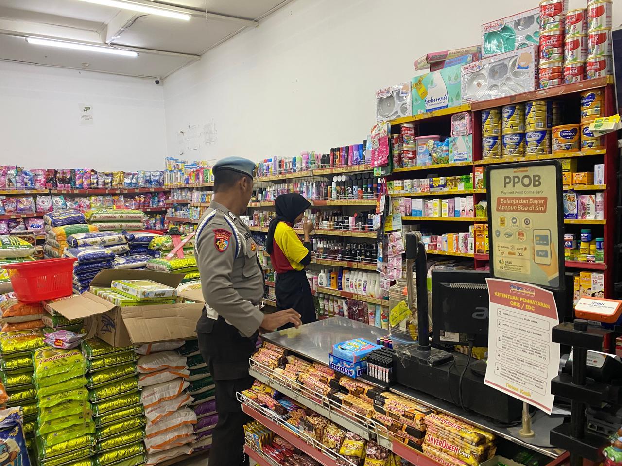 Piket Polsek Patroli kepertokoan diwilkum Polsek Sematu Jaya