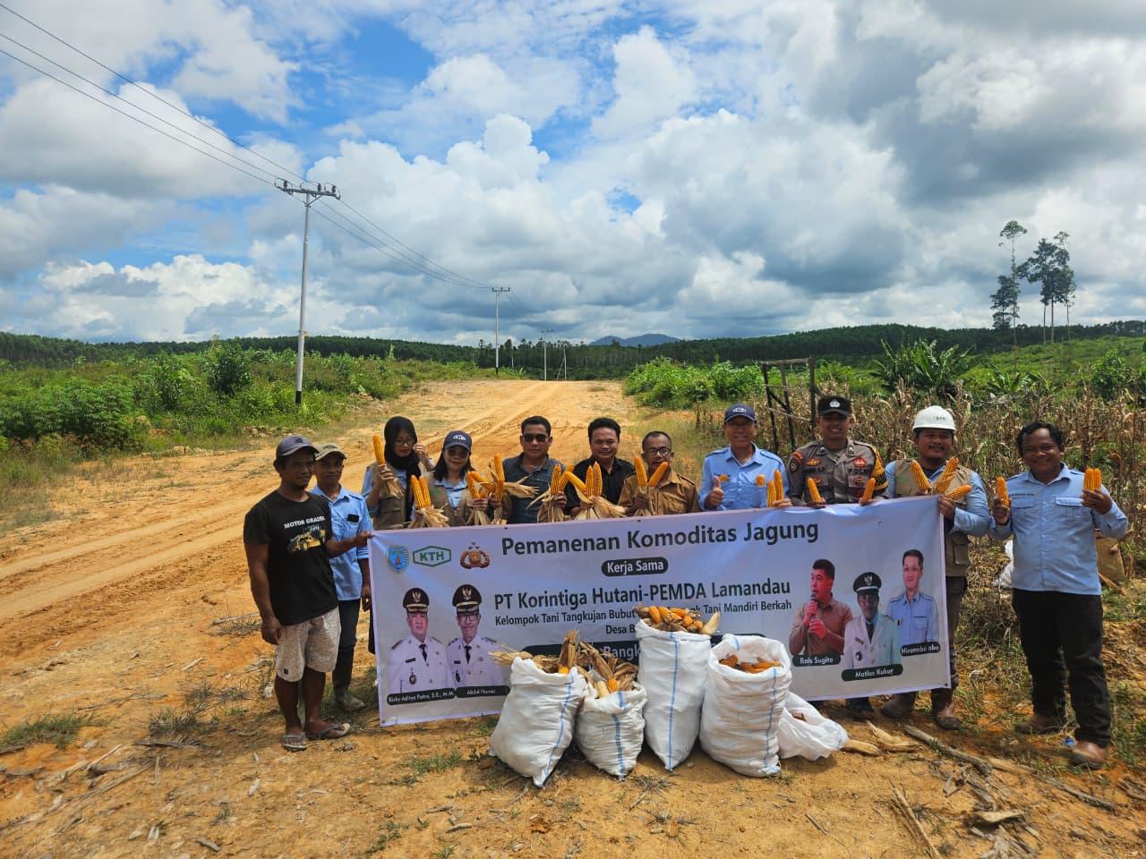 Bhabinkamtibmas Polsek Sematu Jaya Hadiri dan Dukung Kegiatan Panen Jagung Program Ketahanan Pangan di Desa Batu Ampar
