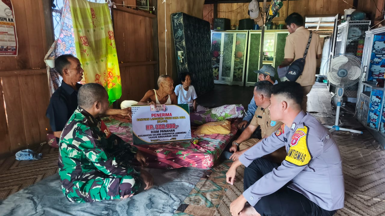 Bhabinkamtibmas Polsek Delang Dampingi Penyaluran BLT DD kepada Warga Desa