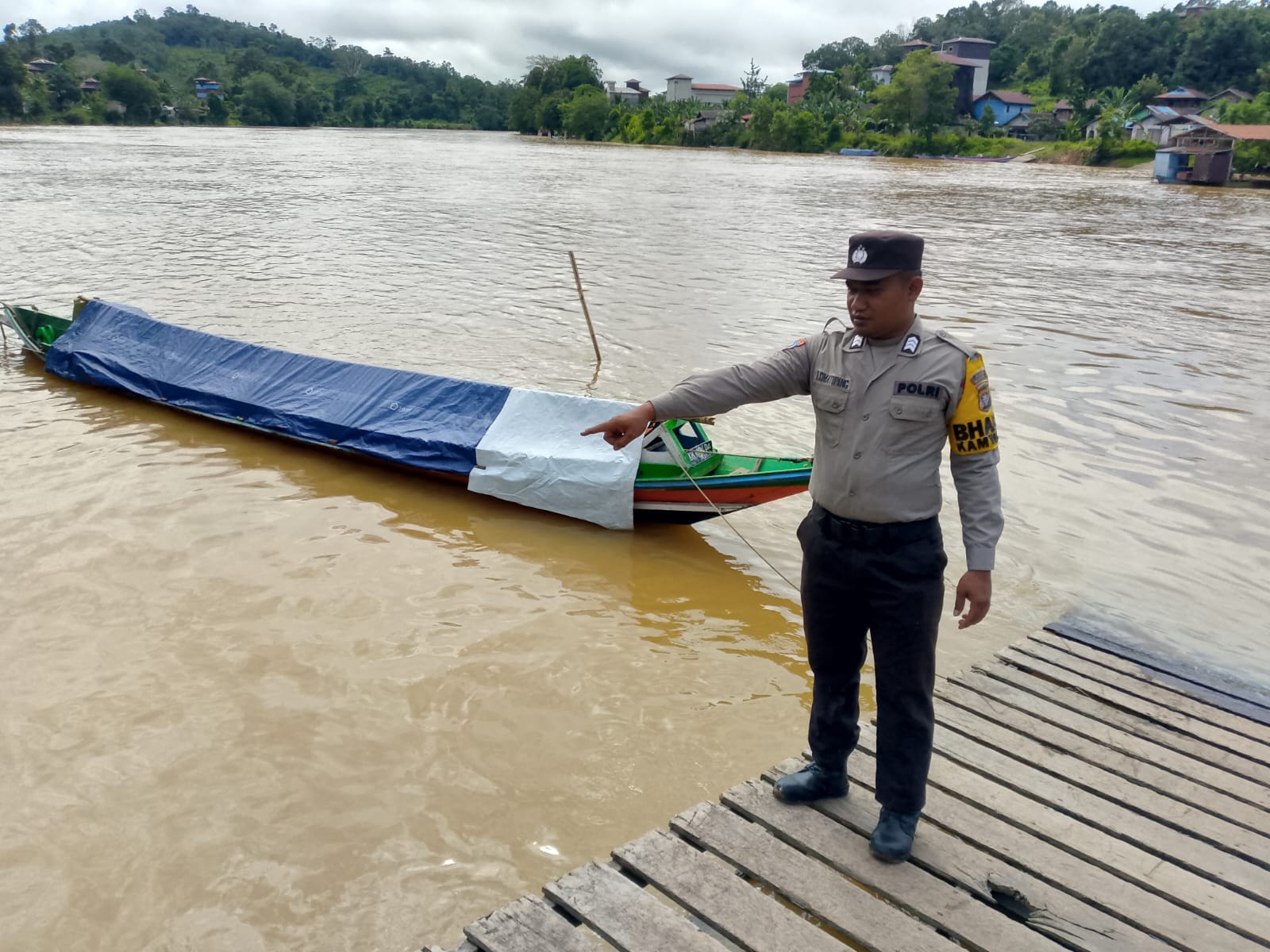 Antisipasi Bencana Banjir, Personil Polsek Marikit Pantau Debit Air DAS Katingan.