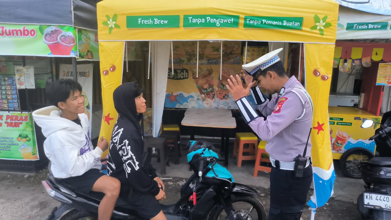 Tidak Menggunakan Helm Saat Berkendara Personel Satlantas Berikan Teguran Humanis.