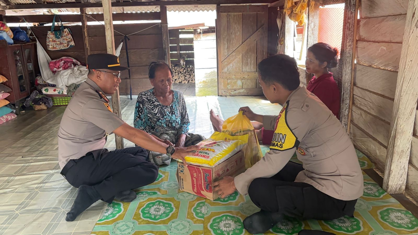 Kapolsek Lamandau Bersama Anggota Berikan Bantuan Sembako kepada Lansia dan Warga Berkebutuhan Khusus Jelang Nataru