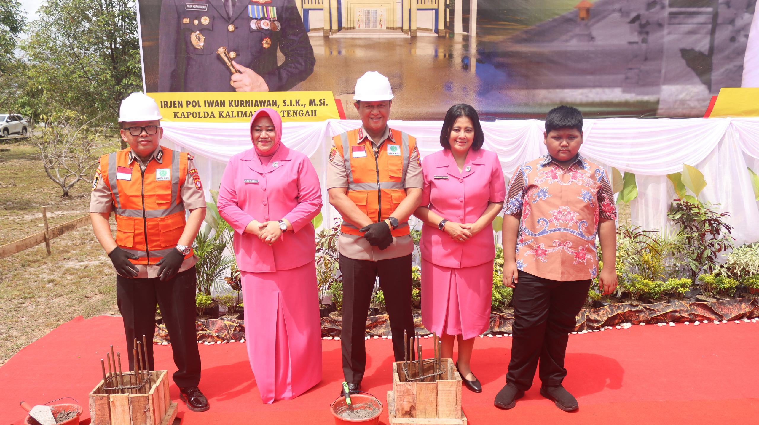 Wujud Toleransi Keberagama, Kapolda Kalteng Letakkan Batu Pertama Pembangunan Gereja dan Pura di SPN