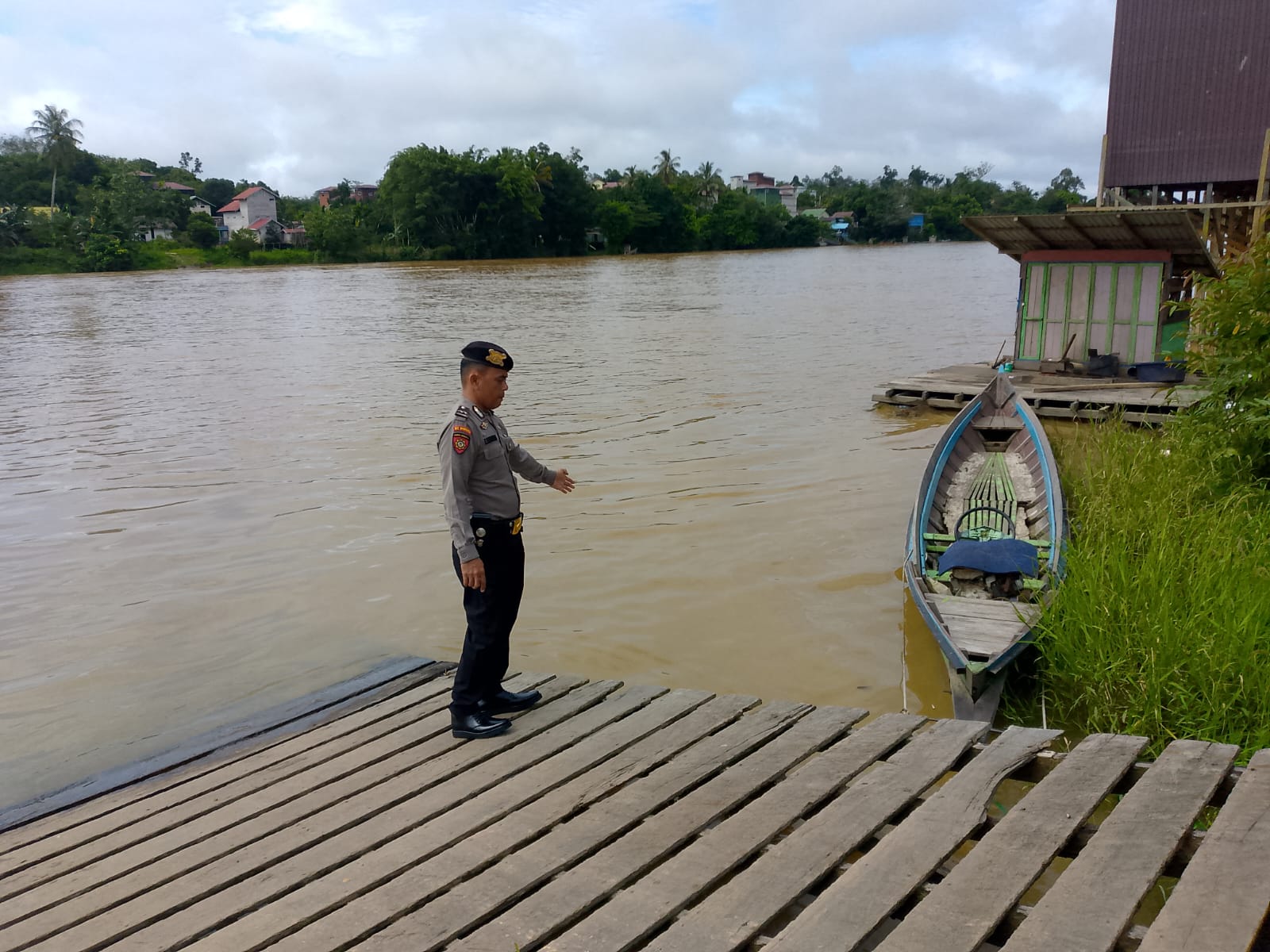 Patroli debit air Antisipasi Bencana Banjir, Personil Polsek Marikit Pantau naik turun Debit Air DAS Katingan.