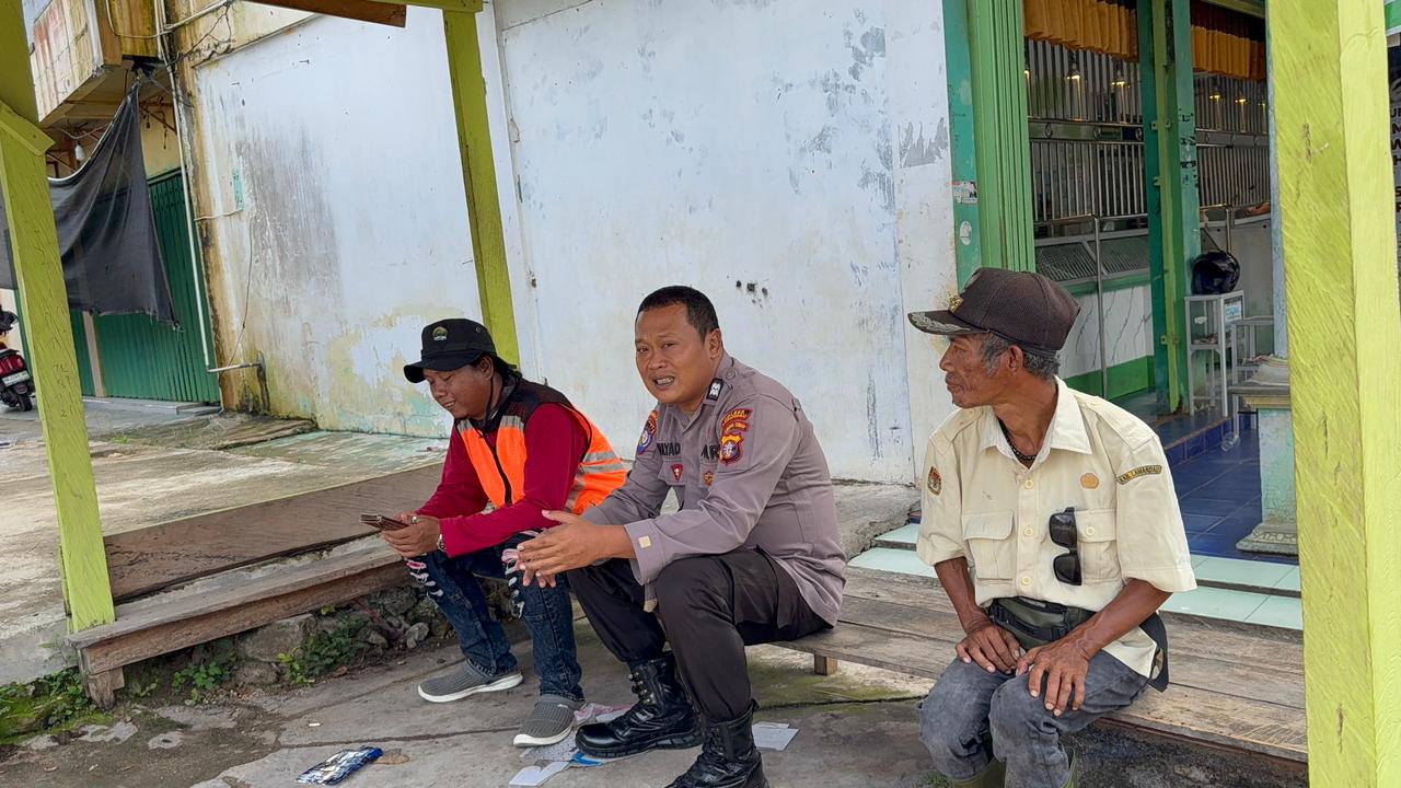 Sat Binmas Polres Lamandau Sambangi Warga Kelurahan Nanga Bulik Berikan Imbauan Kamtibmas