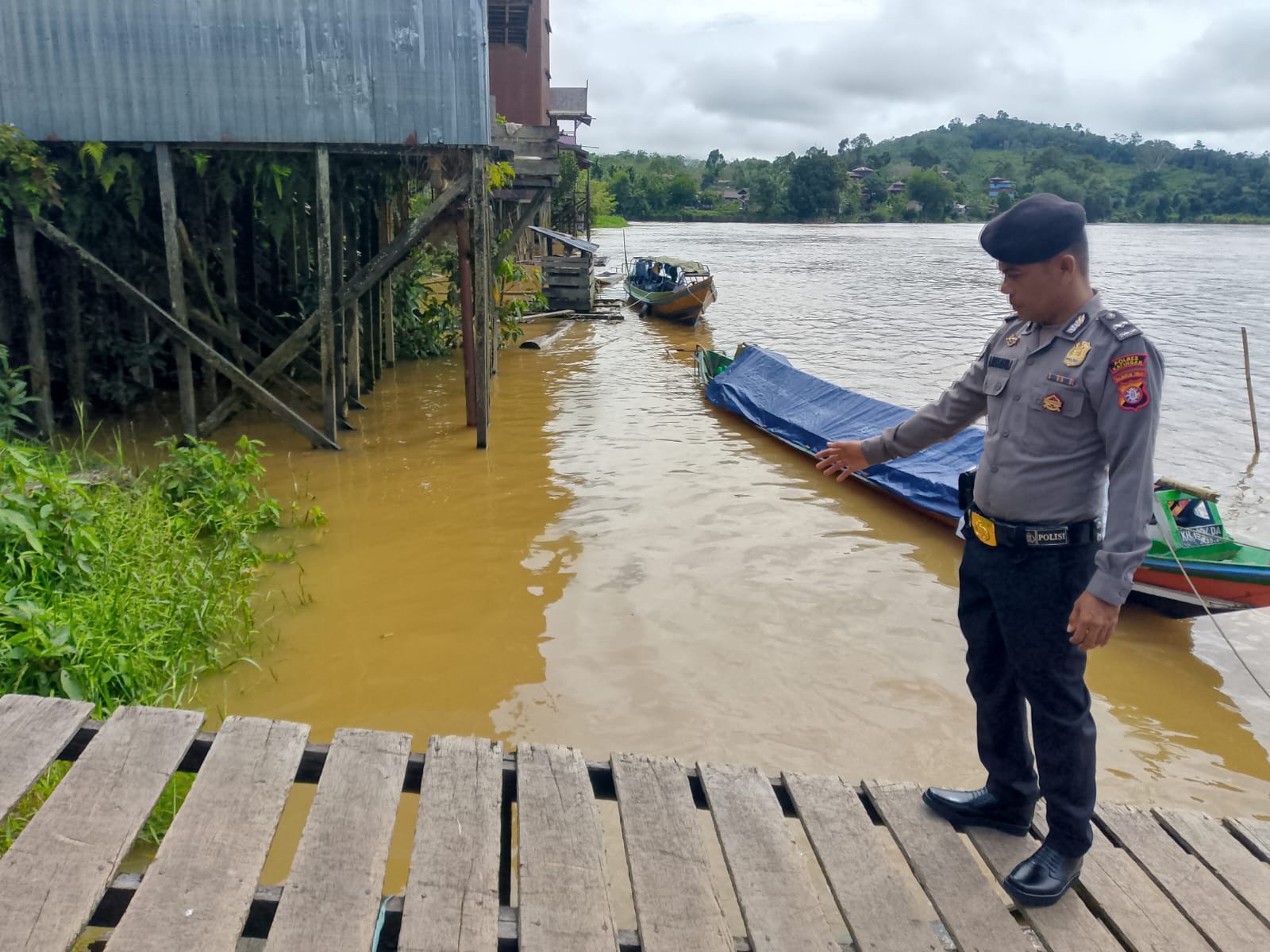 Antisipasi Bencana Banjir, Personil Polsek Marikit Rutin Patroli Pantau Debit Air DAS Katingan.